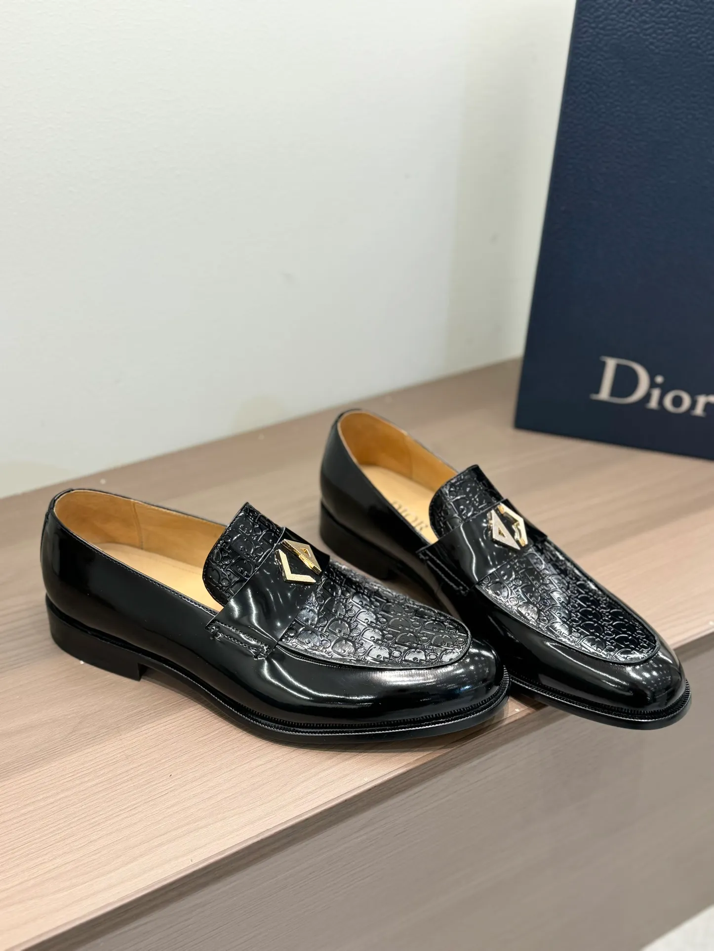 [Dior Dior] Top P: 960💰 Standard code 39-44 (38.45.46 custom-made, non-refundable and non-exchangeable) Dior Dior's latest high-end men's boutique casual leather shoes, the upper is carefully made of black cowhide/open-edge beaded leather/high-mercerized frosted cowhide, the classic silhouette shows elegance, and the upper strap is matched with a metal-coated CD Icon decorative buckle to enhance the style. Comfortable and lightweight, the Italian leather sole features anti-slip rubber inserts. The Blake structured leather sole with anti-slip details showcases Dio*'s exceptional craftsmanship. Elegant and refined, it can be matched with all kinds of suits.